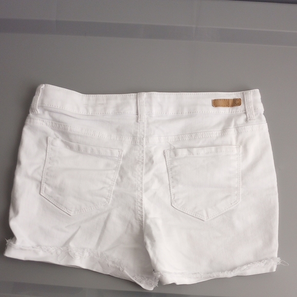 True Craft  Women's White Denim Distressed Cuffed Shorts Junior Size 16 - Picture 4 of 8